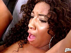 Блондинки, Поцелуи, Лизание, Белье, Мастурбация, Бритые, Короткая стрижка, Стриптизерша