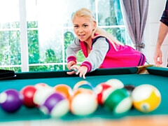 Gros cul, Grosse bite, Gros seins, Blonde, Sucer une bite, En levrette, Maigrichonne, Adolescente