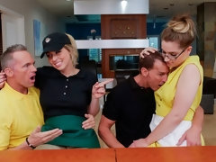 Arsch, Grosser arsch, Blondine, Blasen, Hundestellung, Handjob, Küssen, Lecken