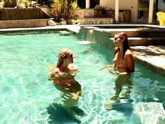 Gros cul, Blonde, Plantureuse, Seins naturels, Piscine, Actrice du porno, Chatte, Rasée