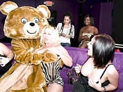 ブロンド, 着衣女と全裸男, ダンス, グループ, 異人種間, オージー, パーティ, 赤毛