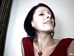 Grosse bite, Gros seins, Sucer une bite, Brunette brune, En levrette, Mère que j'aimerais baiser, Cheveux courts, Jarretelles