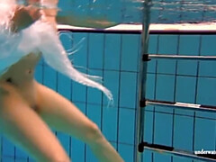 Grote mammen, Jurk, Ondergoed, Biljart, Kut duiken, Alleen, Tiener, Strak