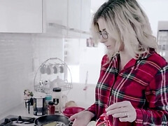 18 jaar, Lieveling, Pijpbeurt, Oudere vrouw, Diep in de keel, Hondjeshouding, Likken, Strippen