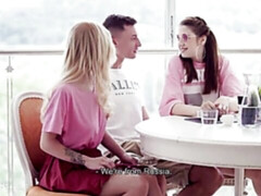 Blond, Pijpbeurt, Hondjeshouding, 1 man 2 vrouwen, Handbeurt, Mager, Tiener, Trio