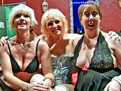 Leie, Blasen, Gruppensex, Hausfrau, Lecken, Orgie, Rasiert, Strümpfe