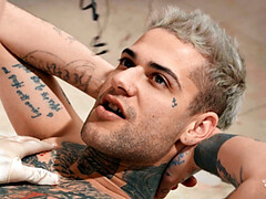 お尻, 茶髪の, イマラチオ, 足フェチ, グローブ, ストッキング, タトゥー, オッパイの