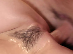 Sucer une bite, Brunette brune, Doigter, Hard, Époux mari, Huilée, Suçant, Tatouage