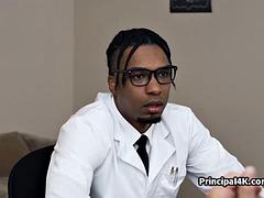 Grosser schwanz, Grosse titten, Blasen, Schwarz, Hausfrau, Büro, Reiten, Flotter dreier