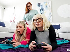 Cul, Doigter, Lesbienne, Lingerie, Masturbation, Rasée, Maigrichonne, Strapon