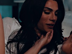 Grosser schwanz, Blasen, Braunhaarige, Küssen, Lecken, Transfrau, Jungendliche (18+), Titten