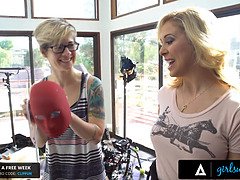 Gros cul, Lesbienne, Léchez, Mère que j'aimerais baiser, Chatte, Criant, Adolescente, Plan cul à trois