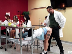 Брюнетки, В одежде, Очки, Секс без цензуры, Милф, На публике, Киски, Тату