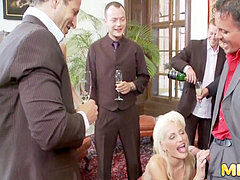 Dubbele penetratie, Groepseks, Tieten likken