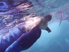 浴室, ブロンド, フェラチオ, 露出狂, 足コキ, 手コキする, オーガズム, 剃毛