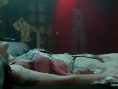 In den arsch, Sadomasochismus, Blondine, Arzt, Elektrisch, Gesichtssitzen, Lesbisch, Sklave