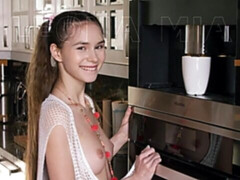 Vingeren, Handbeurt, Keuken, Masturbatie, Mager, Alleen, Tieten likken, Nat