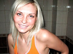 Leie, Bad, Blondine, Fingern, Masturbation, Natürlichen titten, Rasiert, Solo