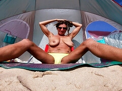 Пляж, Пальцем, Огромные размеры, Мастурбация, Писсинг, От первого лица, На публике, Сквиртинг