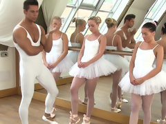 Grosse bite, Sucer une bite, Brunette brune, Tir de sperme, Queue, Le plan cul à quatre, Petite femme, Nénés