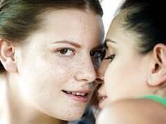 Gros seins, Embrassement, Lesbienne, Léchez, Masturbation, De plein air, Rasée, Dénudage