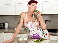 素人, デカ尻, デカパイ, 指いじり, 赤毛, ショートヘア, 一人, ストリッピング