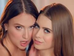 ブロンド, 指いじり, レズビアン, なめる, 剃毛, ストリッピング, ティーン, オッパイの