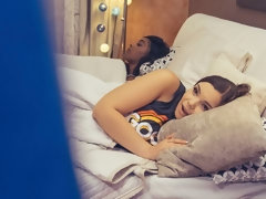 お尻, 茶髪の, 捕まる, 指いじり, 手コキする, 異人種間, 剃毛, 三人