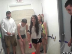 Blasen, Braunhaarige, Hochschule, Spermaladung, Frau frau mann, Dürr, Jungendliche (18+), Flotter dreier