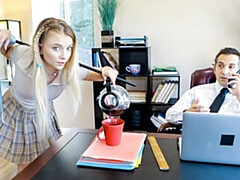 18 ans, Gros cul, Grosse bite, Gros seins, En levrette, Bureau, Maigrichonne, Adolescente