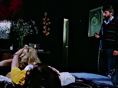 Blonde, Brunette brune, Tir de sperme, Poilue, Hard, Interracial, Lesbienne, Solo