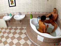 Cuarto de baño, Rubia, Morena, Checa, Lesbiana, Lamidas, Tetas naturales, Mojado