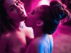 Пальцем, Поцелуи, Лесбиянка, Лизание, Мастурбация, Натуральные сиськи, Киски, Чулки