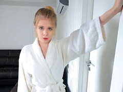 18 ans, Grosse bite, Sucer une bite, En gros plan de très près, Hard, Lingerie, Pov, Adolescente