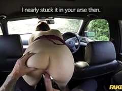 Enthousiasteling, Auto, Sperma shot, Hondjeshouding, Sperma in gezicht, Buiten, Gezichtspunt, Uniformpje