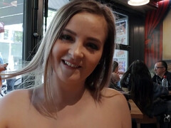 Enthousiasteling, Amerikaans, Badkamer, Blond, Pijpbeurt, Lul, Natuurlijke tieten, Gezichtspunt