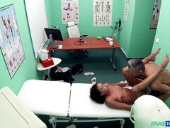 素人, 舐める尻, 美女, フェラチオ, 茶髪の, ジーンズ, なめる, ピアス