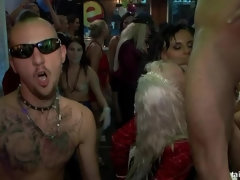 素人, 着衣女と全裸男, ダンス, 女, 指いじり, グループ, オージー, 公共