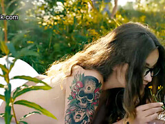 18 jaar, Grote mammen, Hondjeshouding, Brillen, Handbeurt, Buiten, Slipje, Tatoeage