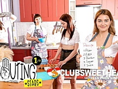 18 jaar, Vingeren, Zoenen, Keuken, Masturbatie, Natuurlijke tieten, Kut duiken, Geschoren