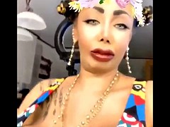 Gros seins, Fille latino