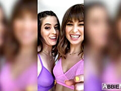 Dormitorio, Lesbiana, Lencería, Masturbación, Tetas naturales, Afeitado, Estriptis, Adolescente