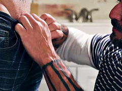In den arsch, Bisexuell, Braunhaarige, Doppelpenetration, Fingern, Schwul, Lecken, Flotter dreier