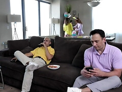 Mamada, Morena, Semen en la boca, Penetracion con dedos, Gafas, Grupo, Cocina, Orgía