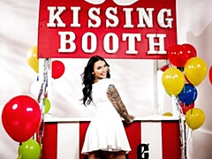 Gros cul, Gros seins, Brunette brune, Embrassement, Léchez, Lingerie, Masturbation, Nénés