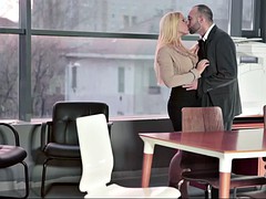 Lieveling, Blond, Mollig, Sperma, Rijden, Secretaresse, Verleid, Tatoeage