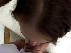 Sucer une bite, Brunette brune, Seins naturels, Pov, Adolescente