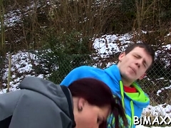 Bisexuelle, Sucer une bite, Brunette brune, De plein air, Plan cul à trois