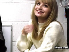 Grote mammen, Blond, Pijpbeurt, Rondborstig, Kantoor, Kut duiken, Spion, Tiener