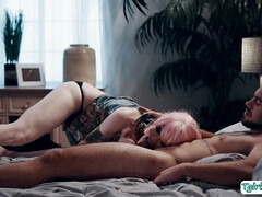 Transexual blowing straight guy knob in bed